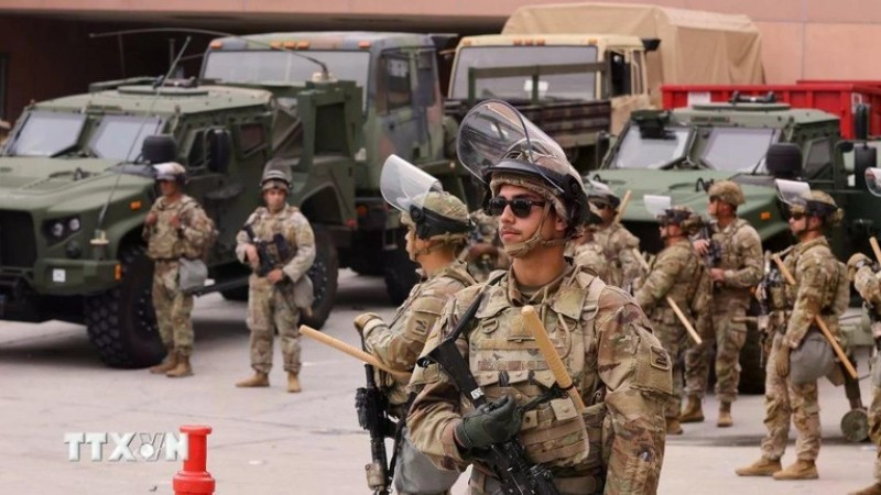 Binh sĩ thuộc lực lượng Vệ binh Quốc gia gác tại Los Angeles, California, Mỹ. (Ảnh: THX/TTXVN)