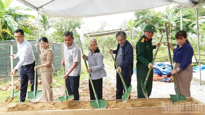 Bí thư Tỉnh ủy Quảng Ngãi Hồ Văn Niên cùng lãnh đạo các ban, sở, ngành của tỉnh và địa phương thực hiện nghi thức khởi công xây dựng nhà mới cho gia đình bà Hồ Thị Hương, ở xã Tây Trà.