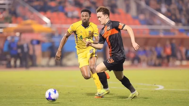 Ninh Bình (áo đen) thắng chật vật đội Sông Lam Nghệ An. (Ảnh: VPF)