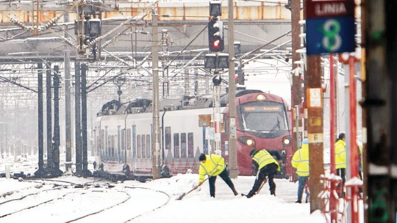 Công nhân dọn tuyết tại ga xe lửa ở Bucharest, Romania. (Ảnh: TÂN HOA XÃ)