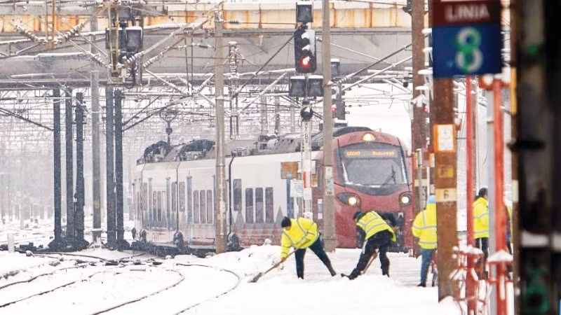 Công nhân dọn tuyết tại ga xe lửa ở Bucharest, Romania. (Ảnh: TÂN HOA XÃ)