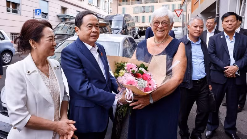 Vợ ông Jacques Savary đón Chủ tịch Quốc hội Trần Thanh Mẫn và Phu nhân Nguyễn Thị Thanh Nga đến thăm gia đình. (Ảnh: DOÃN TẤN/TTXVN) 