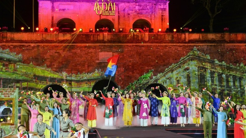 Lễ hội Áo dài Du lịch Hà Nội 2024 với chủ đề "Hà Nội - Tinh hoa Áo dài". (Ảnh: THẾ ĐẠI)