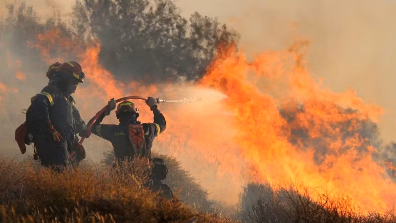 Lửa bao trùm vùng rừng rộng lớn trên đảo Crete của Hy Lạp.