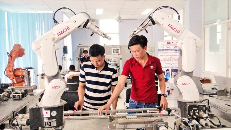 Ðào tạo nguồn nhân lực tự động hóa tại Trung tâm Ðào tạo Khu công nghệ cao Thành phố Hồ Chí Minh.