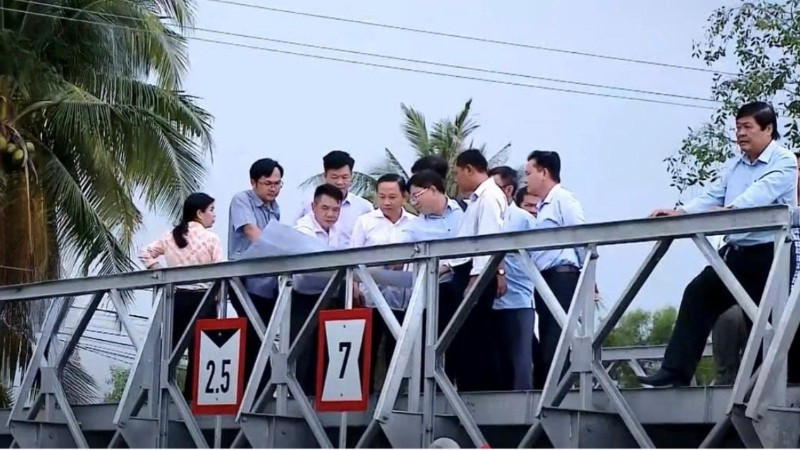 Lãnh đạo Sở Nông nghiệp và Môi trường tỉnh An Giang và đại diện Công ty trách nhiệm hữu hạn một thành viên khai thác thủy lợi miền nam kiểm tra một số công trình thủy lợi tại xã Gò Quao-tỉnh An Giang.