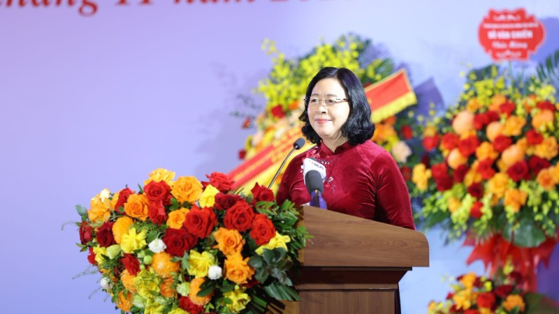 Đồng chí Bùi Thị Minh Hoài, Ủy viên Bộ Chính trị, Bí thư Trung ương Đảng, Bí thư Đảng ủy Mặt trận Tổ quốc, các đoàn thể trung ương, Chủ tịch Ủy ban Trung ương Mặt trận Tổ quốc Việt Nam phát biểu tại lễ kỷ niệm. (Ảnh: ĐINH HÒA)