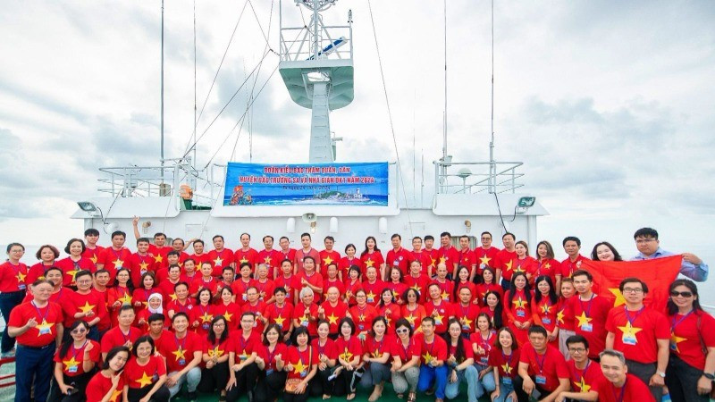 Đoàn kiều bào thăm quân, dân huyện đảo Trường Sa và nhà giàn DK1 năm 2024.