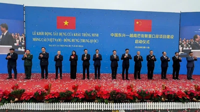 Đại biểu hai địa phương Quảng Ninh (Việt Nam) và Khu tự trị dân tộc Choang Quảng Tây (Trung Quốc) cùng khởi động dự án xây dựng thí điểm cửa khẩu thông minh tại cặp cửa khẩu quốc tế Móng Cái-Đông Hưng.