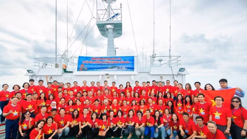Đoàn kiều bào thăm quân, dân huyện đảo Trường Sa và nhà giàn DK1 năm 2024.