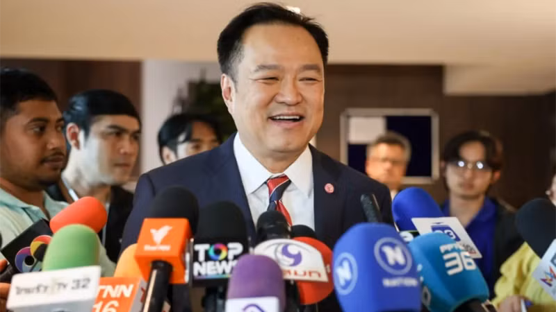 Thủ tướng Thái Lan Anutin Charnvirakul tại trụ sở đảng Bhumjaithai.