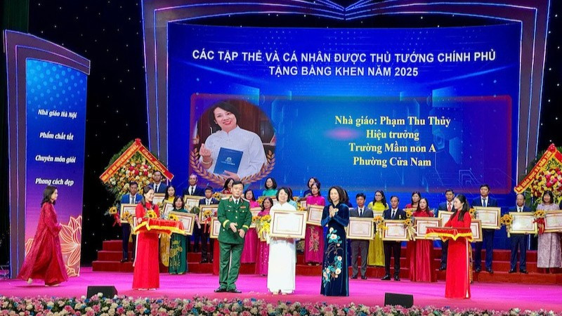 Nhà giáo Phạm Thu Thủy nhận bằng khen của Thủ tướng Chính phủ nhân Ngày nhà giáo Việt Nam 20/11/2025.