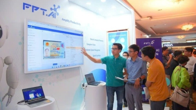 Khách hàng trải nghiệm giải pháp AI do Tập đoàn FPT phát triển. (Ảnh: Tập đoàn FPT)