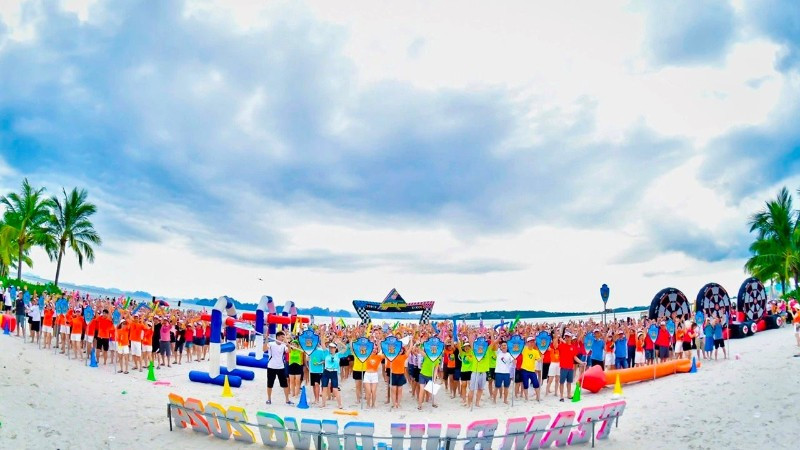 Hoạt động team-building trên bãi biển của một đoàn khách MICE tại Hạ Long, Quảng Ninh. (Ảnh HUỆ VŨ)