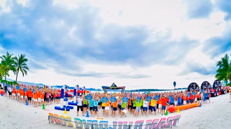 Hoạt động team-building trên bãi biển của một đoàn khách MICE tại Hạ Long, Quảng Ninh. (Ảnh HUỆ VŨ)