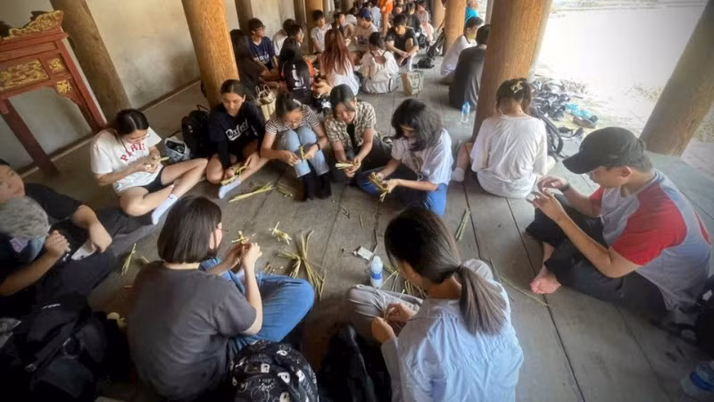 “Biến rơm thành vàng” - trẻ em thích thú tự tay bện trâu, ngựa từ những cọng rơm rạ dưới sự hướng dẫn của nghệ nhân ở Làng cổ Đường Lâm.