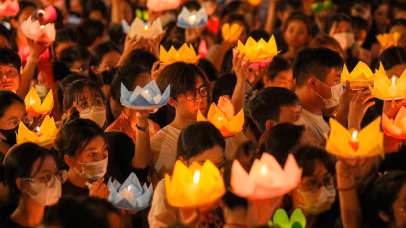 Lễ hoa đăng kính mừng Phật đản tại chùa Pháp Hoa, Thành phố Hồ Chí Minh thu hút đông đảo Phật tử, người dân tham dự. (Ảnh BTC)