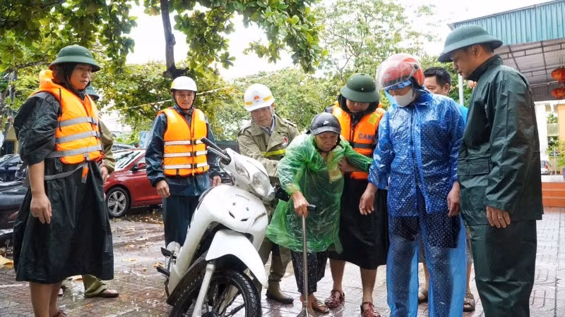 Tỉnh Nghệ An nhanh chóng di dời người dân ra khỏi vùng nguy hiểm.