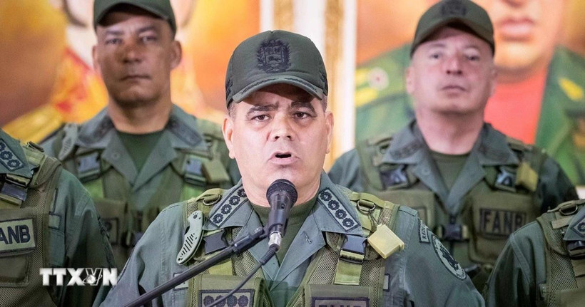 Bộ trưởng Quốc phòng Venezuela Vladimir Padrino Lopez (phía trước) phát biểu tại Thủ đô Caracas. (Nguồn: EFE/TTXVN)