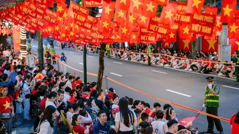 Từng dòng người từ khắp ngả đường đã hối hả đổ về trung tâm Thủ đô, nơi diễn ra lễ sơ duyệt diễu binh diễu hành kỷ niệm 80 năm Cách mạng Tháng Tám thành công và Quốc khánh 2/9.