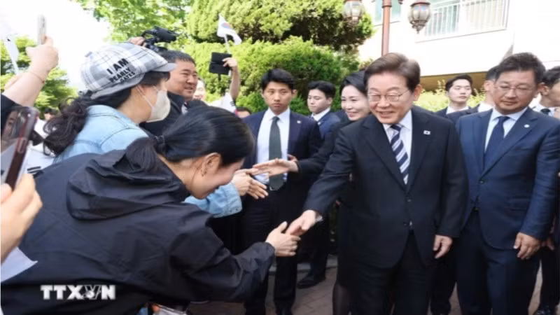 Tân Tổng thống Hàn Quốc Lee Jae-myung chào người dân khi rời nhà riêng ở Incheon để tới lễ nhậm chức, ngày 4/6/2025. (Ảnh: Yonhap/TTXVN)