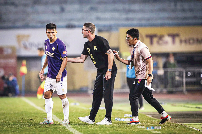 Huấn luyện viên Harry Kewell của Hà Nội FC chỉ đạo các cầu thủ trong một trận đấu. (Ảnh: VŨ PHONG)