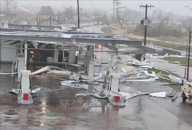 Bão Melissa làm hư hỏng trạm bán xăng ở Montego Bay, Jamaica. (Ảnh: THX/TTXVN)