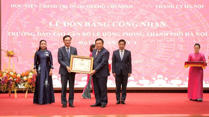 Giáo sư, Tiến sĩ Nguyễn Xuân Thắng trao Bằng công nhận đạt chuẩn Mức 1 cho Trường Đào tạo cán bộ Lê Hồng Phong thành phố Hà Nội. (Ảnh: VGP)
