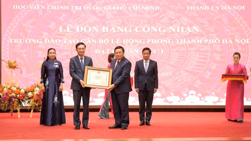 Giáo sư, Tiến sĩ Nguyễn Xuân Thắng trao Bằng công nhận đạt chuẩn Mức 1 cho Trường Đào tạo cán bộ Lê Hồng Phong thành phố Hà Nội. (Ảnh: VGP)