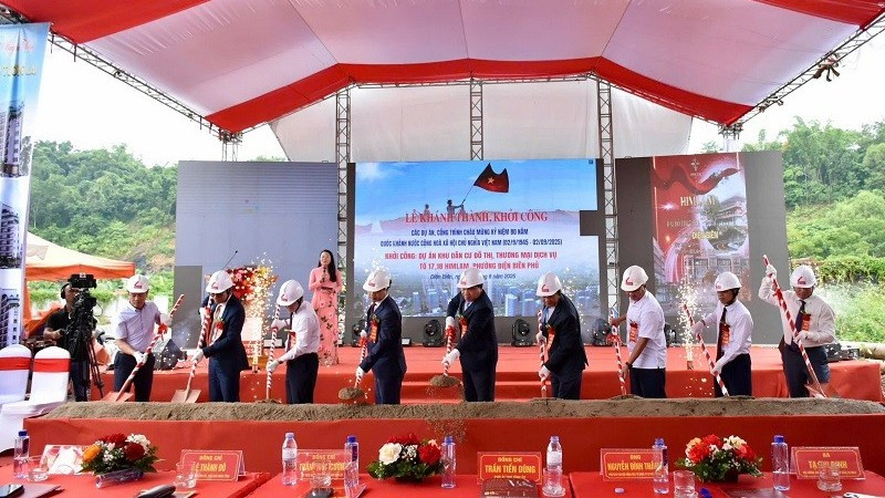 Các đồng chí lãnh đạo tỉnh Điện Biên cùng nhà đầu tư và nhân dân thực hiện nghi thức khởi công công trình Khu dân cư đô thị, thương mại dịch vụ tổ dân phố 17, 18 Him Lam.