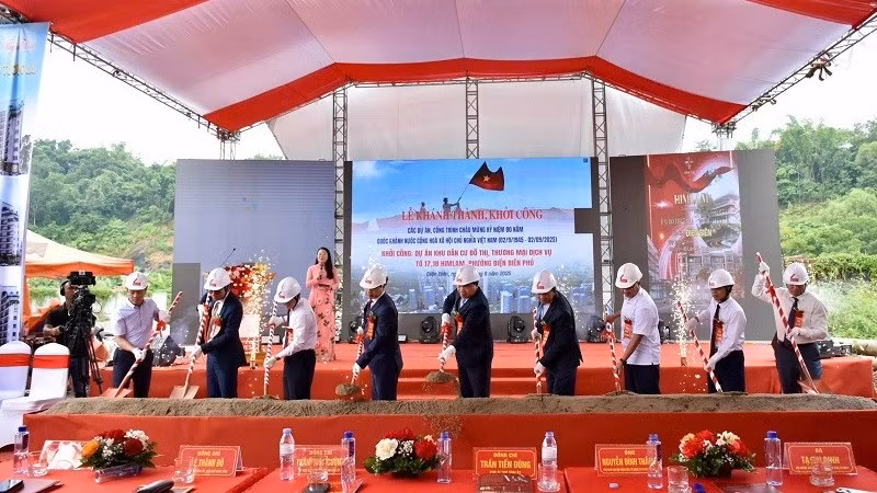 Các đồng chí lãnh đạo tỉnh Điện Biên cùng nhà đầu tư và nhân dân thực hiện nghi thức khởi công công trình Khu dân cư đô thị, thương mại dịch vụ tổ dân phố 17, 18 Him Lam.