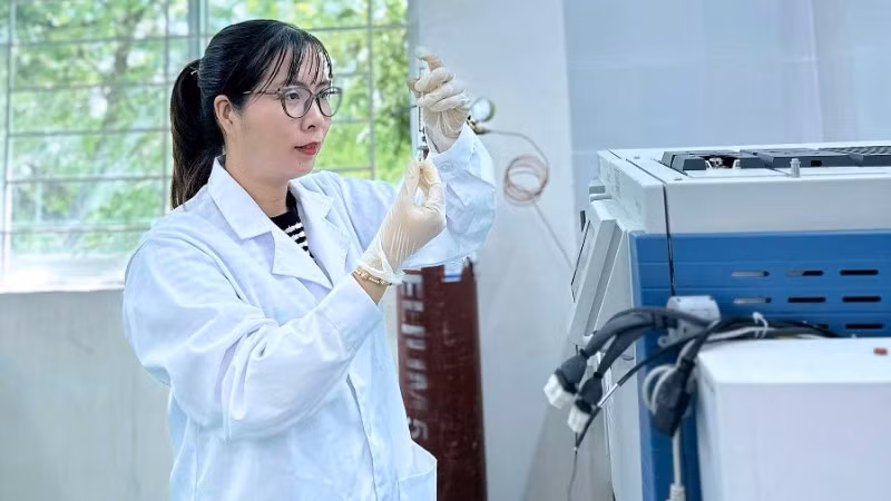 Cán bộ Viện Khoa học công nghệ Năng lượng và Môi trường (Viện Hàn lâm Khoa học và Công nghệ Việt Nam) kiểm tra kết quả mẫu nước mạ sau khi xử lý bằng công nghệ màng lọc thẩm thấu thuận hiệu năng cao. (Ảnh: Thảo Thanh) 