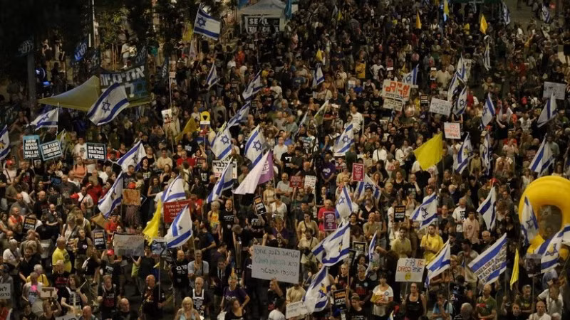 Người dân tham gia biểu tình tại Tel Aviv, Israel, ngày 16/8/2025, kêu gọi chấm dứt xung đột ở Gaza. (Ảnh: Anadolu Agency/TTXVN)