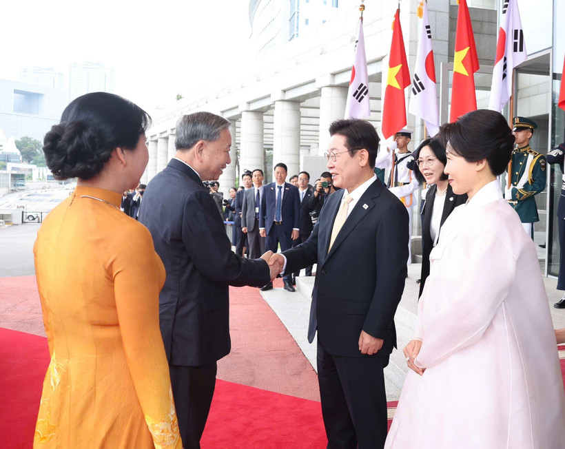 Tổng thống Hàn Quốc Lee Jae Myung và Phu nhân bắt tay chào mừng Tổng Bí thư Tô Lâm và Phu nhân.