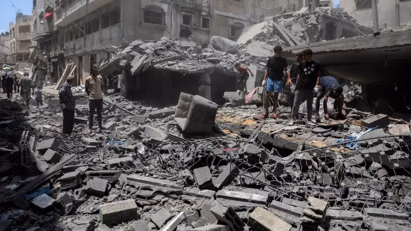 Cảnh đổ nát sau cuộc không kích của Israel tại Al-Rimal, Gaza. (Ảnh: THX/TTXVN)