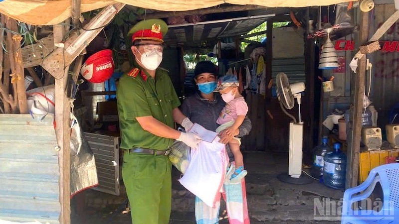 Trung tá Nguyễn Xuân Cường thay mặt lãnh đạo đơn vị đến thăm, tặng quà, động viên các hộ gia đình khó khăn trên địa bàn quận Liên Chiểu. (Ảnh: ĐÌNH TĂNG)