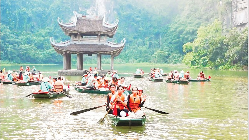 Khách du lịch tham quan quần thể danh thắng di tích Tràng An (Ninh Bình).