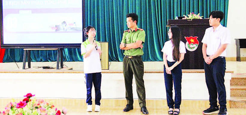 Phòng An ninh mạng và phòng chống tội phạm sử dụng công nghệ cao, Công an tỉnh Tây Ninh tổ chức tuyên truyền pháp luật phòng ngừa tội phạm bắt cóc online và hướng dẫn sử dụng mạng xã hội an toàn, lành mạnh cho học sinh của Trường THPT Tây Ninh (phường Tân Ninh, tỉnh Tây Ninh). (Ảnh: BAN TỔ CHỨC)