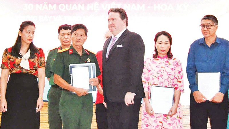 Cựu Đại sứ Hoa Kỳ tại Việt Nam Marc Knapper trao trả hồ sơ thời chiến cho đại diện Ban liên lạc Đoàn công tác chính sách quy tập hài cốt liệt sĩ Sư đoàn 308 và các thân nhân liệt sĩ.