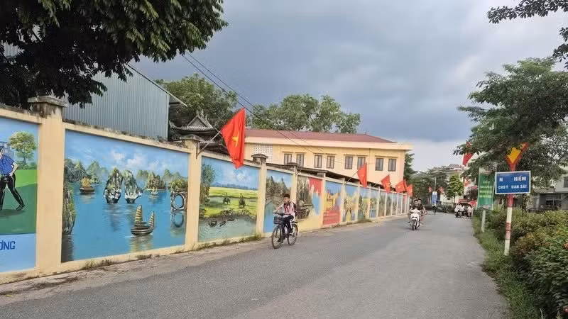 Những con đường bích họa sáng, xanh, sạch, đẹp tại xã Kiều Phú, Hà Nội. (Ảnh: THIỆN TÂM)