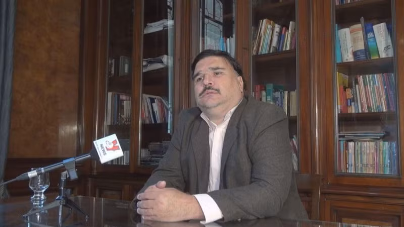 Giáo sư Ezequiel Ramoneda trả lời phỏng vấn của phóng viên TTXVN tại Argentina. (Ảnh tư liệu: Ngọc Tùng/PV TTXVN tại Argentina)