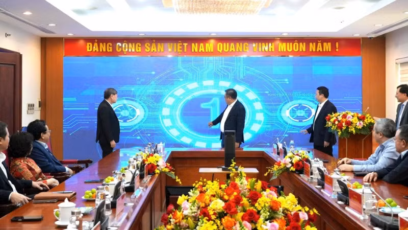 Lãnh đạo Ủy ban Kiểm tra Trung ương thực hiện nghi thức ra mắt Trung tâm Điều hành giám sát, kiểm tra trên môi trường số. (Ảnh: MINH NGỌC)