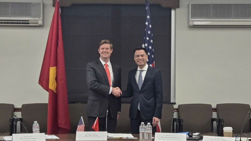 Thứ trưởng Đặng Hoàng Giang và quyền Trợ lý Ngoại trưởng Mỹ Fleet White. (Ảnh: Bộ Ngoại giao cung cấp)