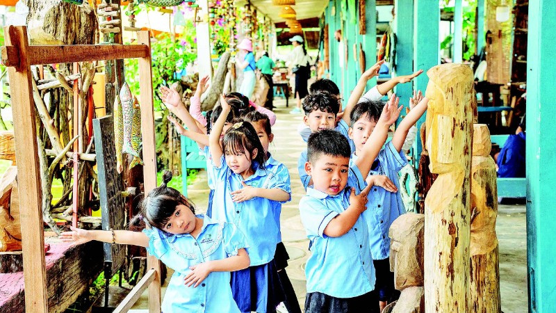 Các em nhỏ vui chơi ở làng Củi Lũ, phường Hội An Tây, thành phố Đà Nẵng. (Ảnh HIỆP NGUYỄN)