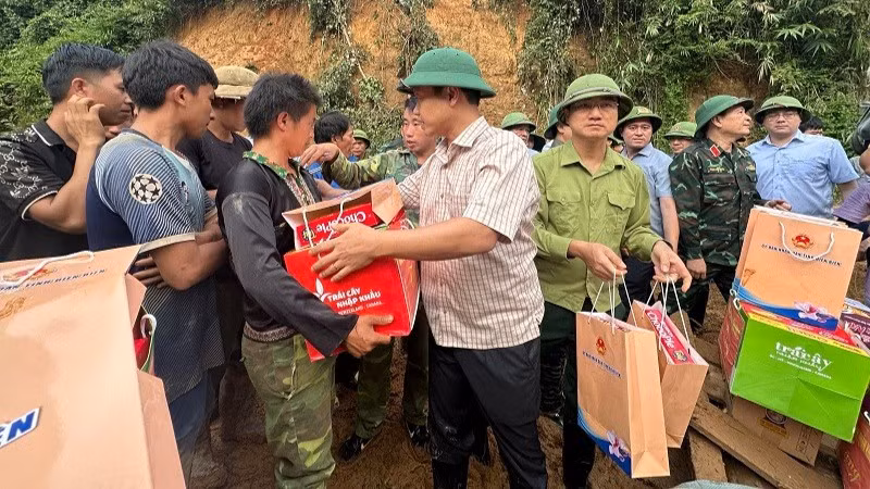 Đồng chí Trần Tiến Dũng, Phó Bí thư Tỉnh ủy Điện Biên trao quà, động viên người dân bản Háng Pù Si bị thiệt hại do lũ quét vào sáng ngày 1/8.