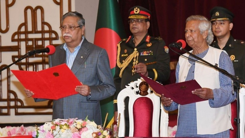 Ông Muhammad Yunus (phải) tuyên thệ nhậm chức người đứng đầu Chính phủ lâm thời Bangladesh, tại Dhaka, ngày 8/8/2024. (Ảnh: THX/TTXVN)