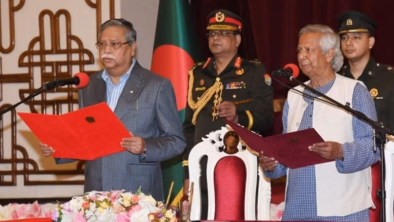 Ông Muhammad Yunus (phải) tuyên thệ nhậm chức người đứng đầu Chính phủ lâm thời Bangladesh, tại Dhaka, ngày 8/8/2024. (Ảnh: THX/TTXVN)