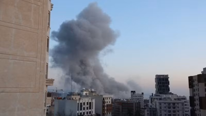 Khói bốc lên sau cuộc tấn công tại Tehran, Iran. (Ảnh: THX/TTXVN)