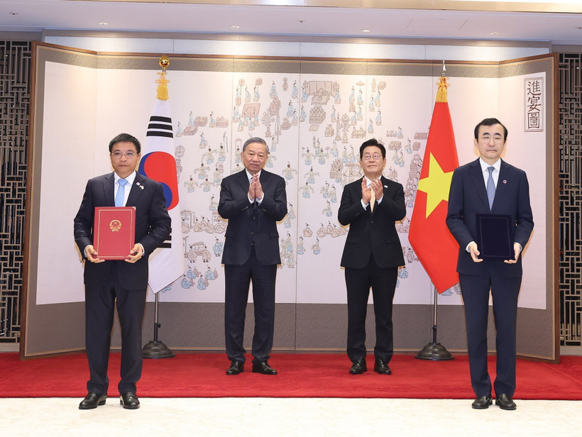 Tổng Bí thư Tô Lâm và Tổng thống Hàn Quốc Lee Jae Myung chứng kiến lễ trao Biên bản ghi nhớ hợp tác giữa Ủy ban Chứng khoán Nhà nước và Cơ quan giám sát tài chính Hàn Quốc. (Ảnh: Thống Nhất/TTXVN) 