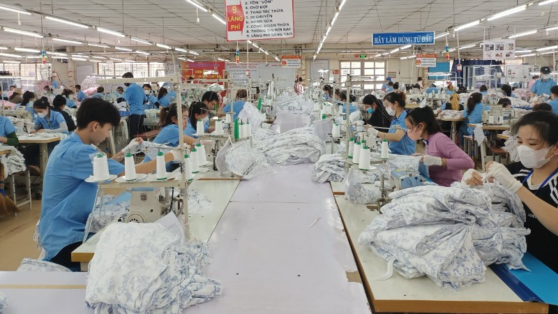 Sản xuất hàng dệt may tại Nhà máy may Hòa Thọ (Quảng Ngãi).